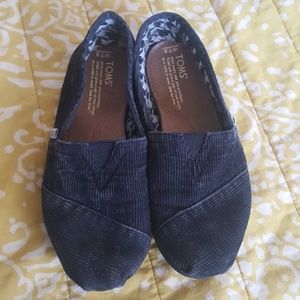 TOMS size 7.5.